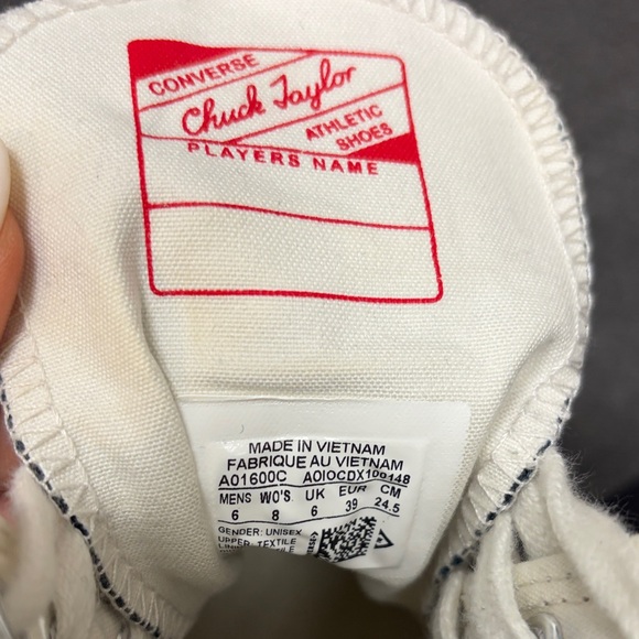 Converse Red Lip Sneakers 💋 - Picture 4 of 6